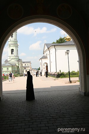 Почему-то эта монахиня все стояла в воротах и стояла. Никак не могла войти в монастырь